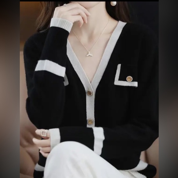 Long Sleeves Loose Buttoned V-Neck Cardigan
Tops Knitwear - Picture 2 of 2